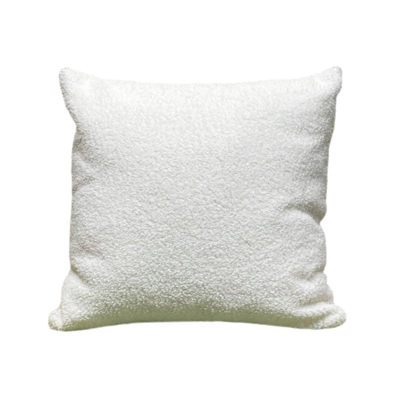 coussin fourrure douce beige clair texture bouclée respectueux environnement confortable 45x45cm maison hospitalière