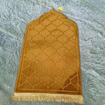 tapis géométrique moderne élégant vert clair bleu marine rouge rose gris clair franges dorées