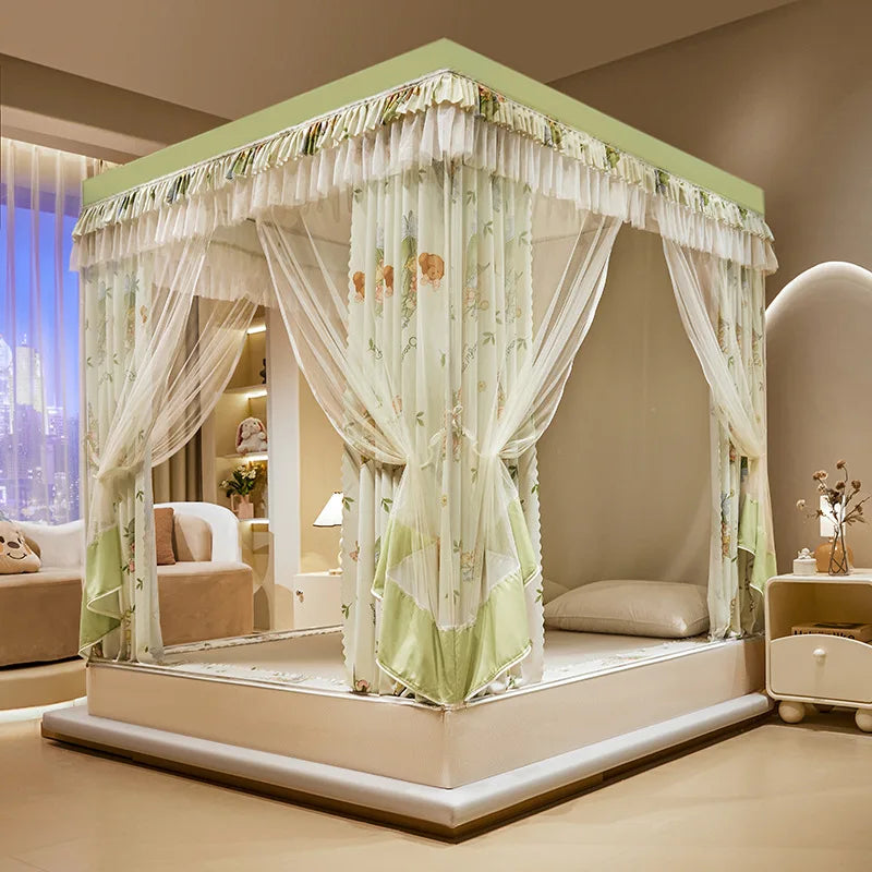 Lit à baldaquin avec rideaux floraux et canopée dans une chambre spacieuse et élégante.