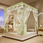 Lit à baldaquin avec rideaux floraux et canopée dans une chambre spacieuse et élégante.