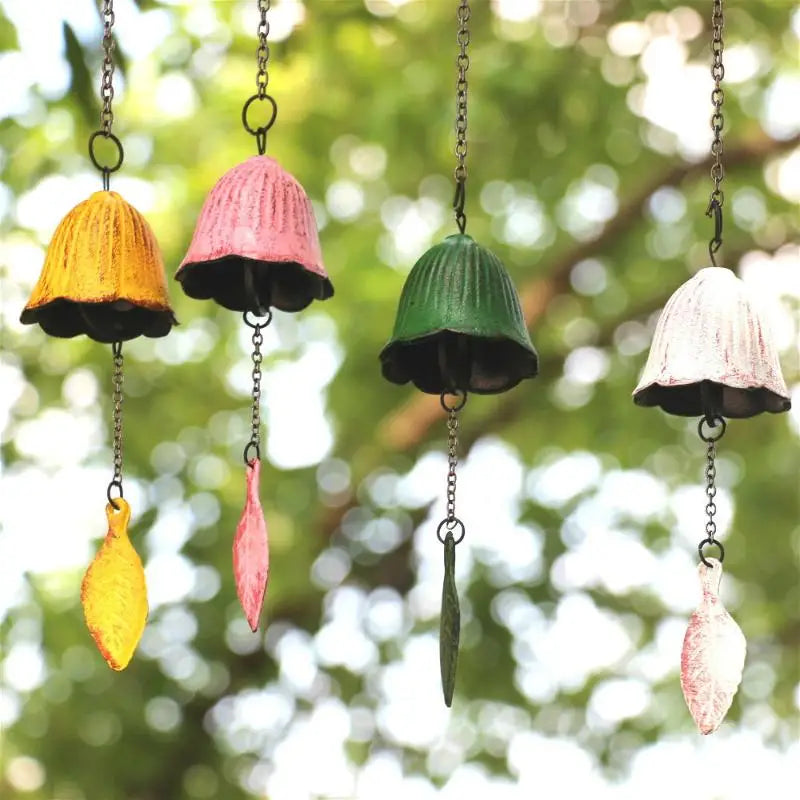 cloches décoratives vintage feuilles métal couleurs vert rose jaune blanc motifs poissons vagues