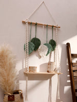 étagère murale boho macramé feuilles vertes tissu beige décoration intérieure moderne rustique