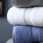 serviette bain coton texturé gris blanc bleu moderne accrochée tringle rapide absorption