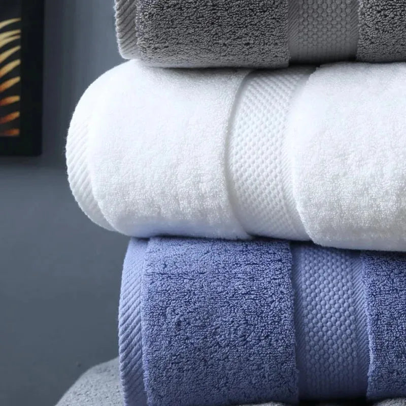 serviette bain coton texturé gris blanc bleu moderne accrochée tringle rapide absorption