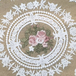 nappe table décorative brodée dentelle fleur rose motif circulaire vintage shabby chic semi transparent