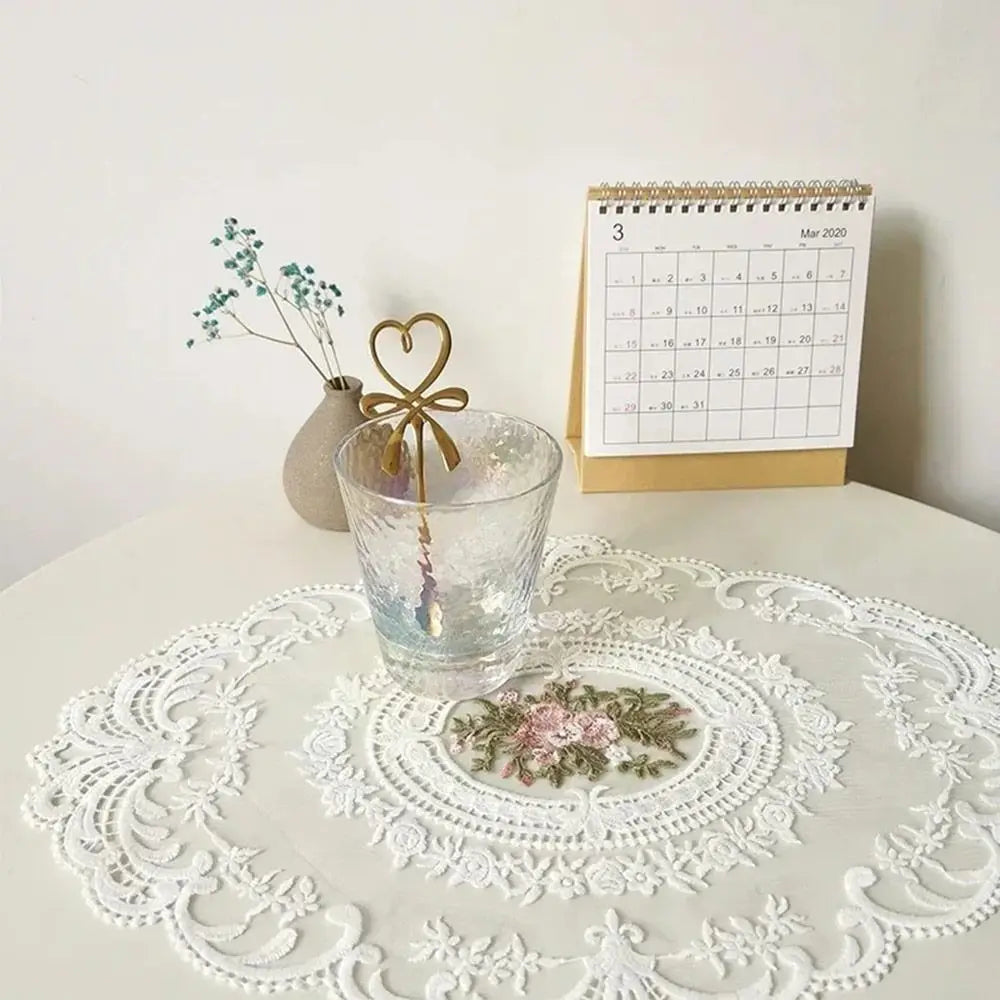 serviettes table brodées florales blanc rose pâle vintage romantique tissu dentelle moderne