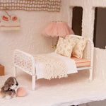 lit miniature rotin blanc couverture crochet coussin floral occasion anniversaire noel vintage decoration