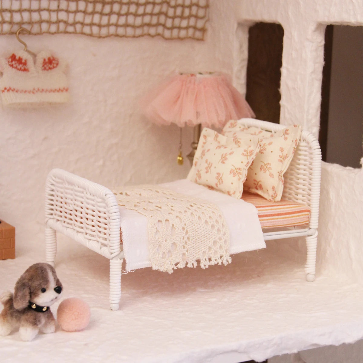 lit miniature rotin blanc couverture crochet coussin floral occasion anniversaire noel vintage decoration