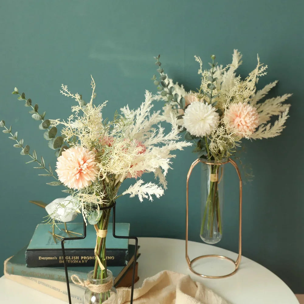 bouquet fleurs artificielles roses blanches eucalyptus vase transparent ruban jute décoration maison vintage