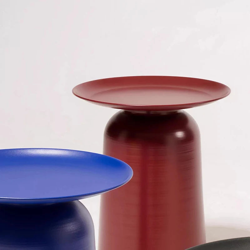 table basse moderne minimaliste rouge noir bleu métal aspect texturé salon table basse