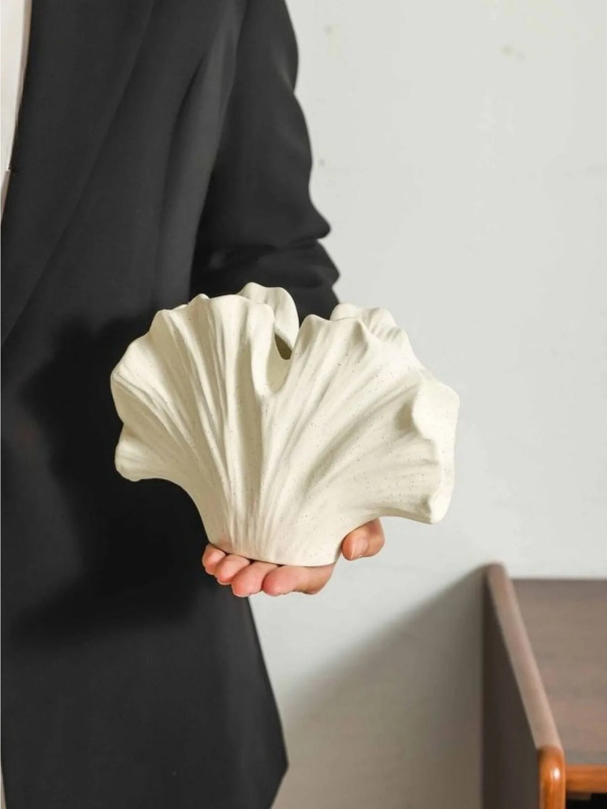vase moderne céramique coquille blanc noir plante artificielle décoration intérieure minimaliste table