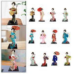 poupée japonaise geisha argile broderie florale motifs géométriques accessoires traditionnels blanc rouge vert bleu