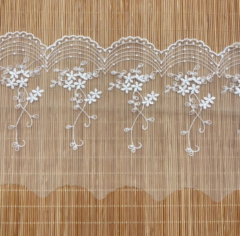 ruban dentelle fleurs blanches broderie fine 14cm largeur polyester opacite eco soluble 2mètres