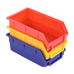 Rangement d'accessoires dans des boîtes orange et bleues