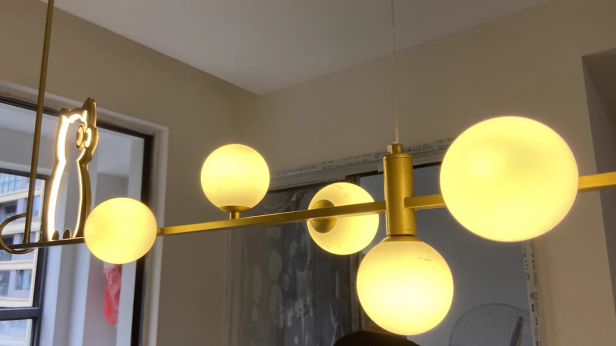 suspension lumineuse moderne minimaliste noir or chats métalliques sphères translucides salon chambre salle manger