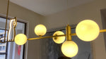 suspension lumineuse moderne minimaliste noir or chats métalliques sphères translucides salon chambre salle manger