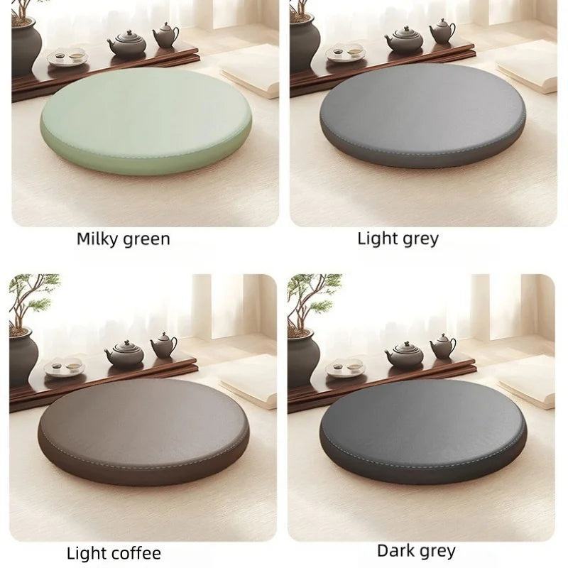 Coussin de chaise rond en cuir synthétique gris clair sur une chaise de salle à manger
