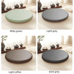 Coussin de chaise rond en cuir synthétique gris clair sur une chaise de salle à manger