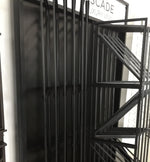 étagère moderne noire structure géométrique métal fixée sol barres diagonales quartz contemporain