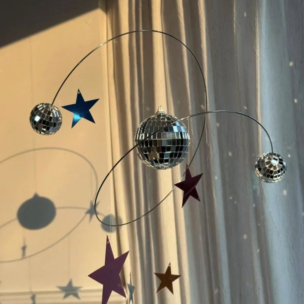 mobile décoratif moderne étoiles boules disco papillons iridescent argent bleu rose noir blanc festive