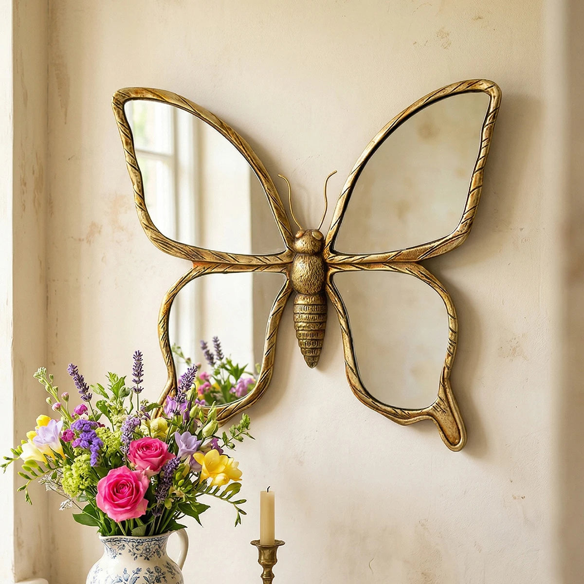 miroir mural papillon doré ailes opaques texture bois artisanal decoratif contemporain erotique