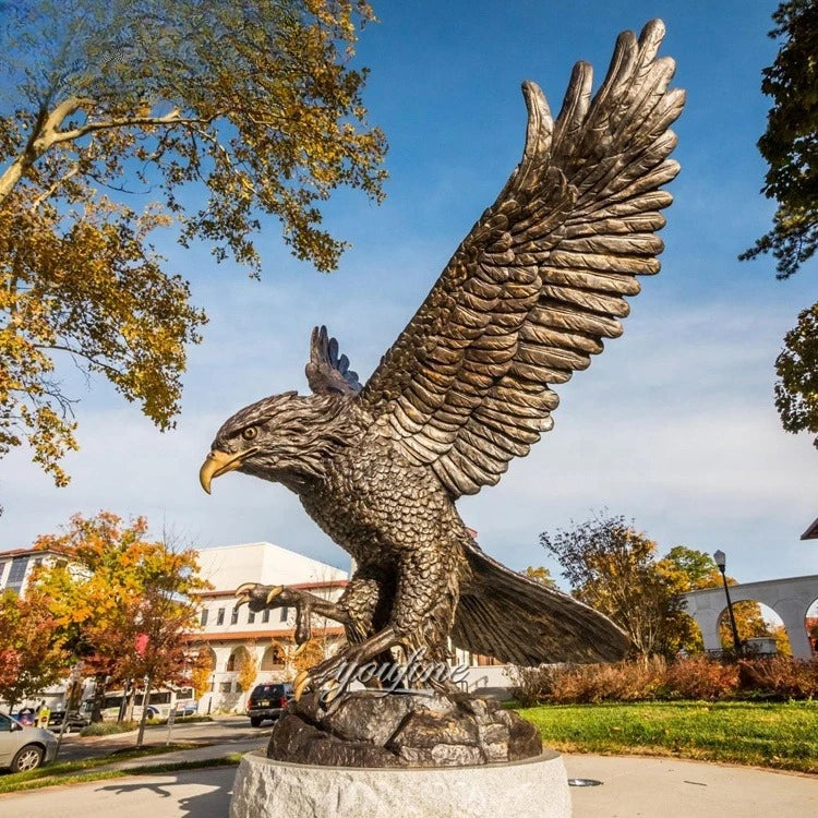 statue aigle marron gris blanc details plumage base circulaire réaliste métal castée