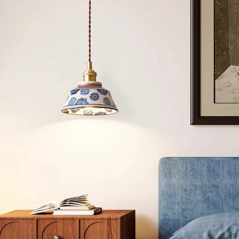 lampe suspendue vintage céramique fleurs bleues blanc rayures multicolores cordon doré