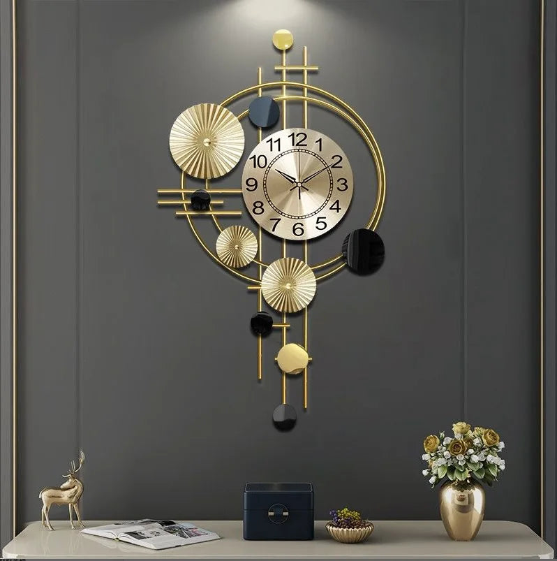 horloge murale moderne or noir aiguilles quartz géométrique abstraite soleil rayures chambre salon decoration
