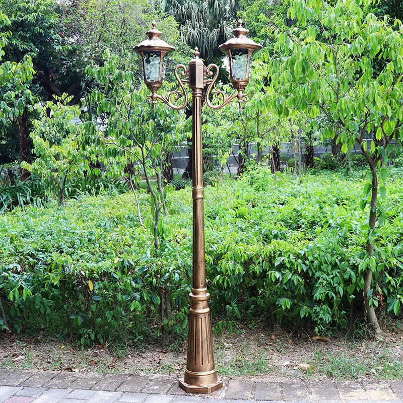 lampadaire extérieur or noir verre translucide vintage élégant détails sculptés deux lampes abat jours