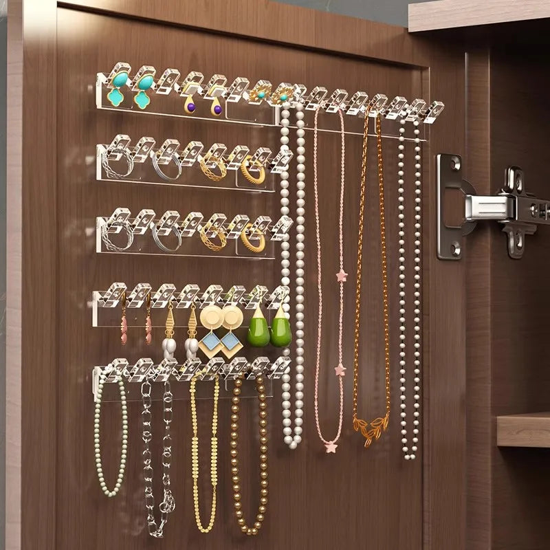 Organisation de bijoux sur le présentoir mural clair