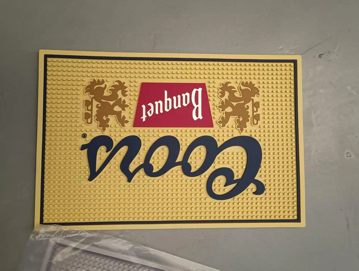 tapis bar jaune logo coors banquet lion stylisé classique vintage respectueux environnement