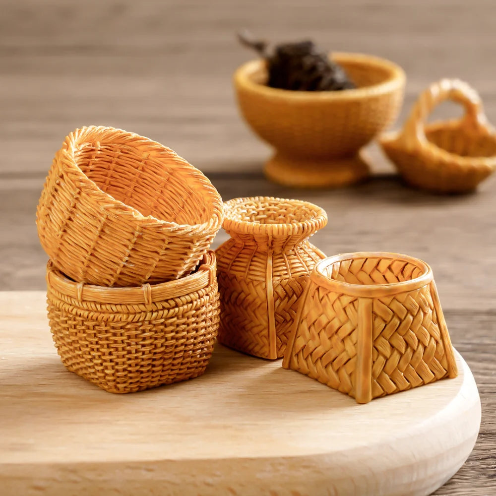 panier osier marron tissage traditionnel rustique artisanal poignées intégrées fruits légumes artificiels cones pin