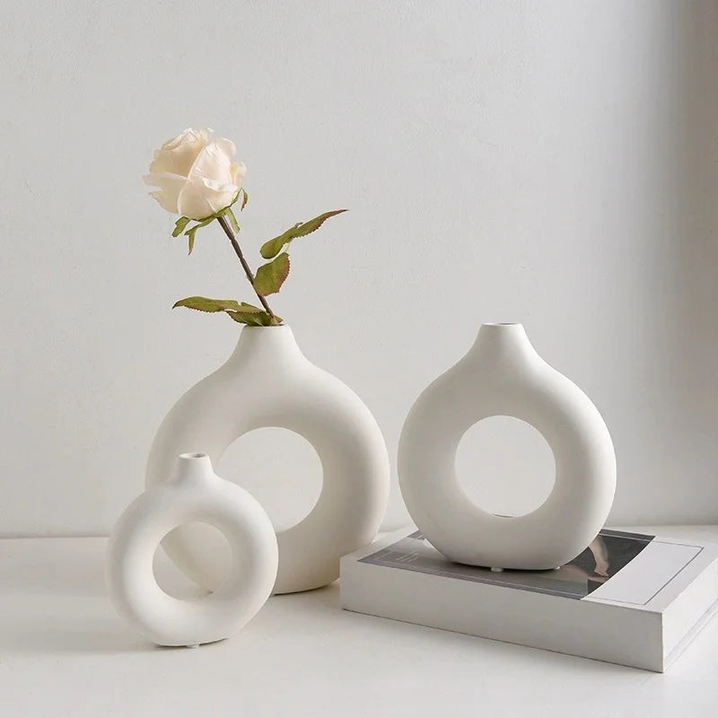 vase decoratif blanc motif abstrait moderne minimaliste sculpture maison fleurs artificielles bougie livre photo