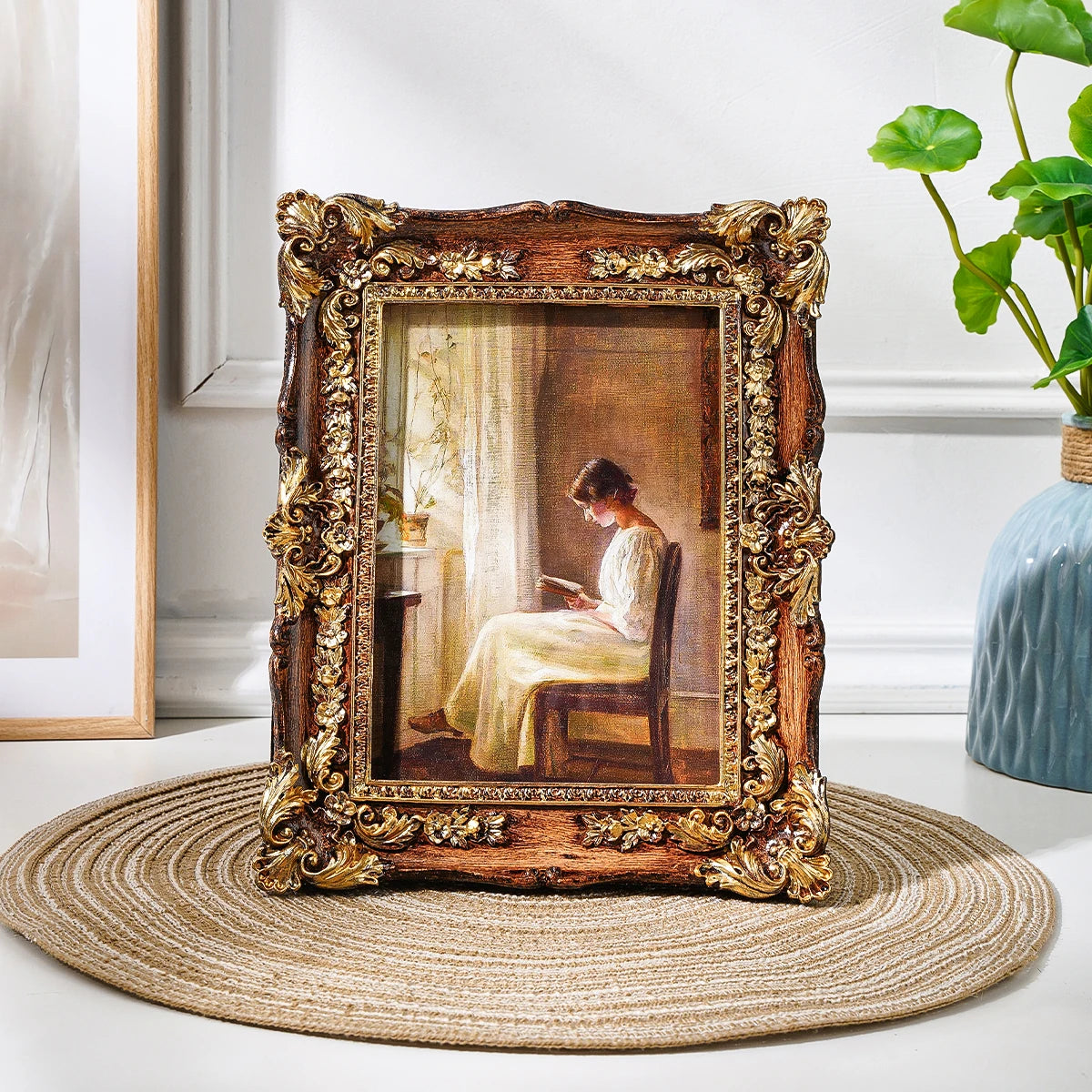 cadre photo or marron ornements dorés texture bois classique baroque support table