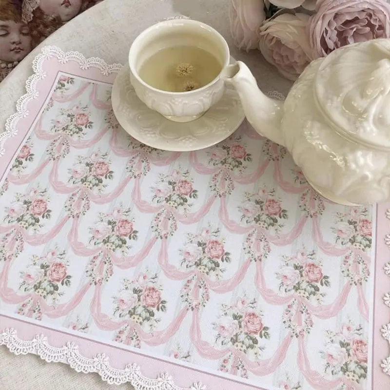 serviettes table rectangulaires fleurs roses classiques blanc rose pâle beige bleu clair bordure dentelée