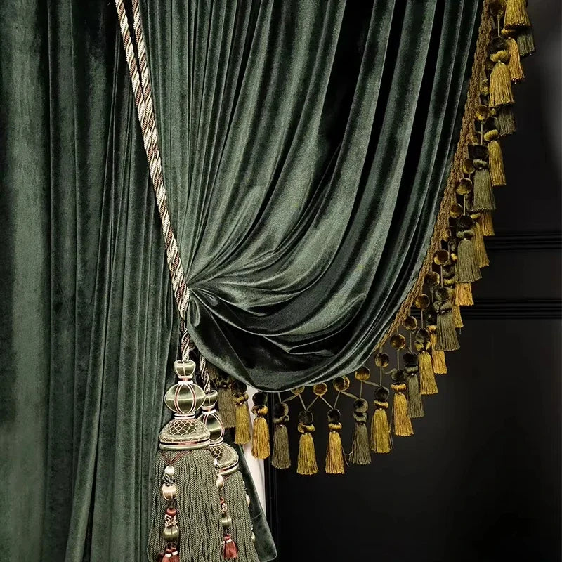 rideau velours vert foncé plissé classique opulent fenêtre française pompons dorés