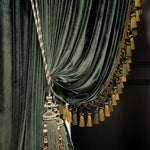 rideau velours vert foncé plissé classique opulent fenêtre française pompons dorés