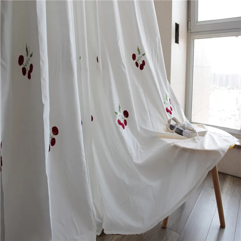rideau blanc moderne opacité fruits rouges brodés salon chambre fenêtre maison