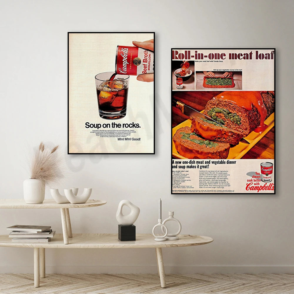 Un repas unique composé d'une viande et de légumes enveloppés dans un moule, accompagné d'une boisson fraîche sur un fond élégant.