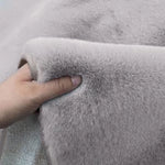 coussin peluche gris clair fourrure synthétique douce moderne poignée cuir beige