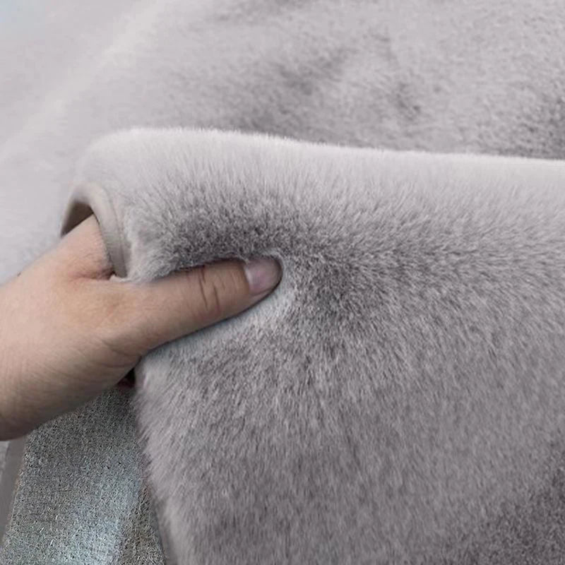 coussin peluche gris clair fourrure synthétique douce moderne poignée cuir beige