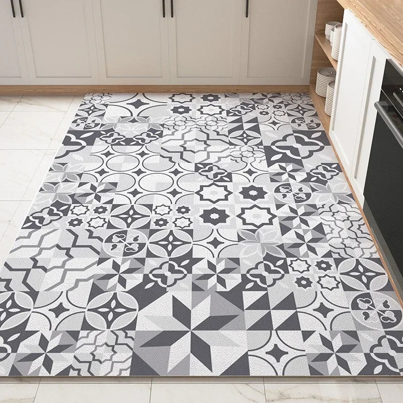 Un carrelage de sol blanc et gris décoré de motifs géométriques en forme d'étoiles et de fleurs, créant un design élégant et moderne dans la cuisine.