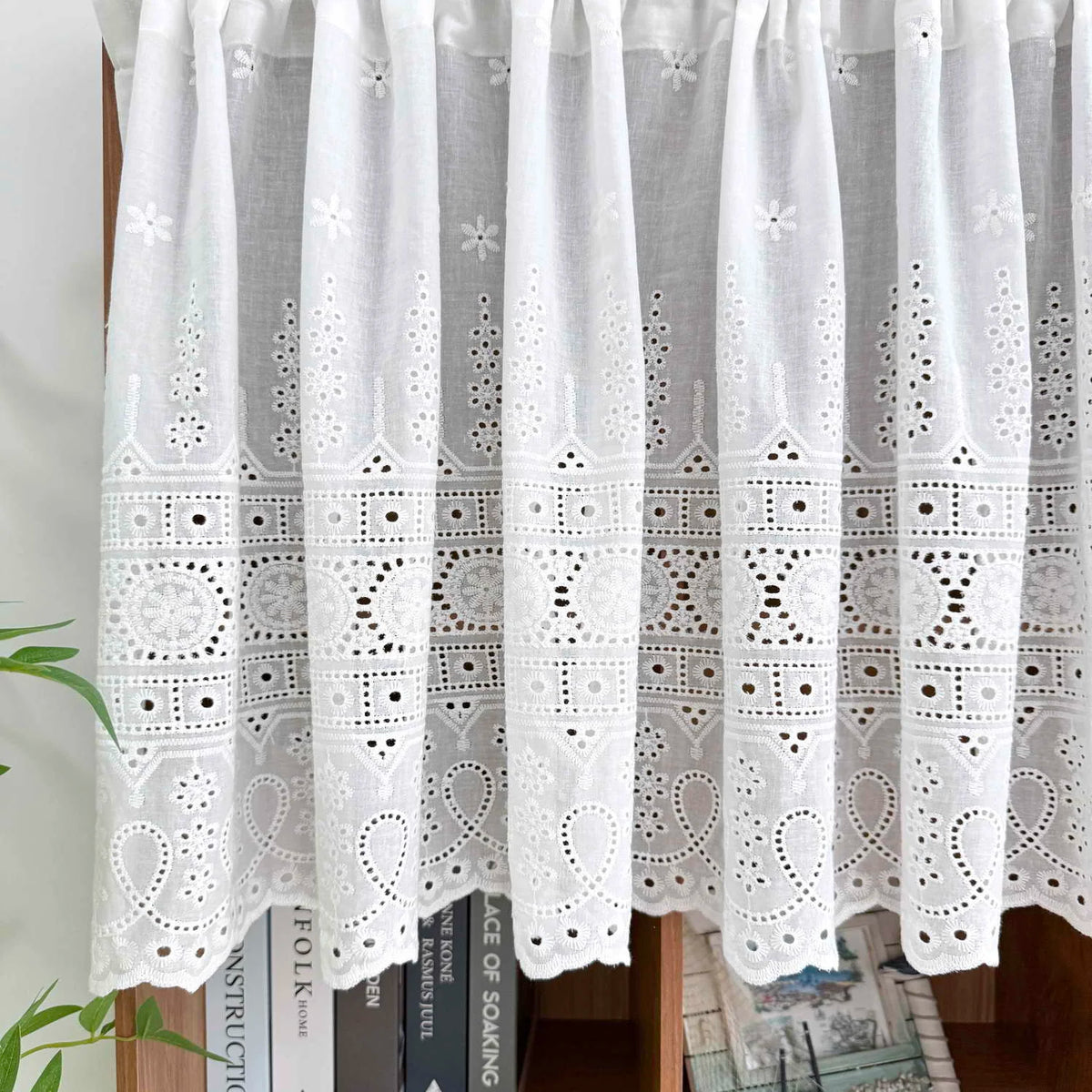 rideau floral transparent champêtre fenêtre cuisine décoration maison dentelle ajourée motifs géométriques