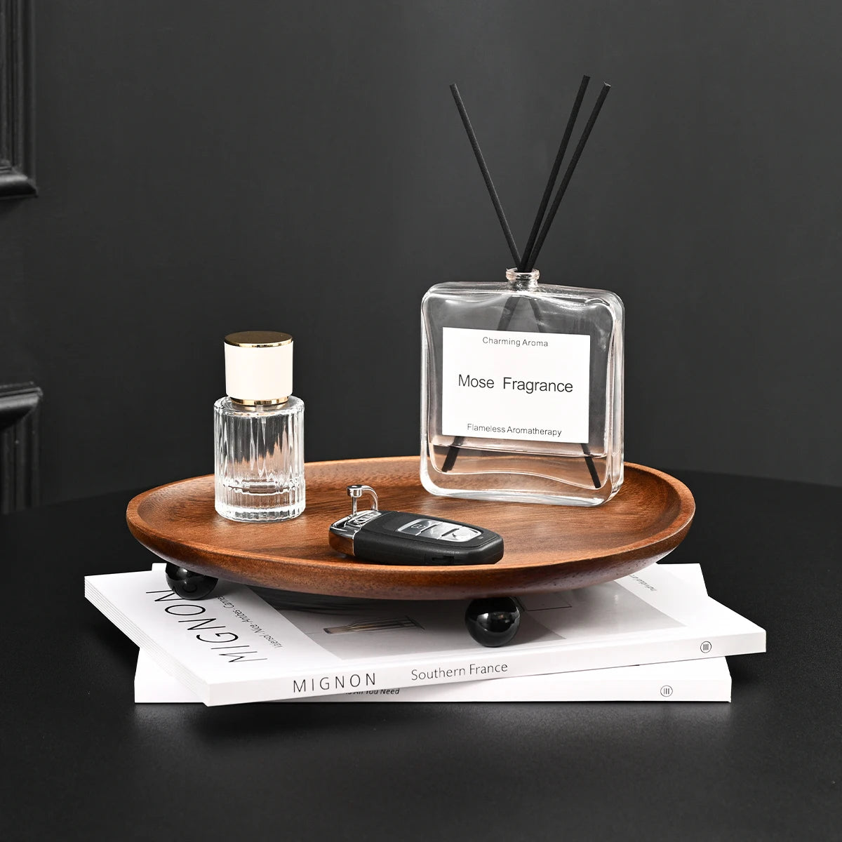 plateau bois marron clair moderne grain naturel pieds noirs parfums porte clés