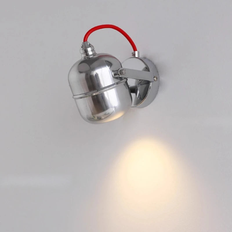 lampe murale moderne argentée led fixée mur vis câble rouge noir lumière chaude
