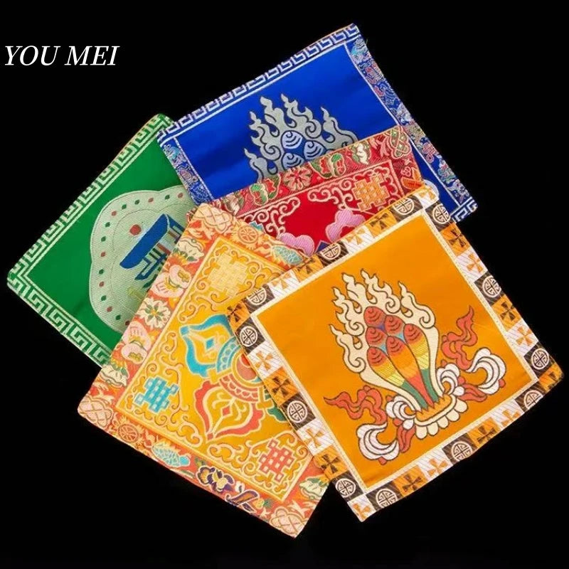 serviettes traditionnelles multicolores brodées motifs floraux géométriques opaques