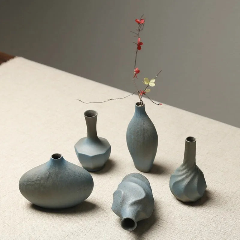 Vase fait main en céramique pour fleurs séchées dans un intérieur zen