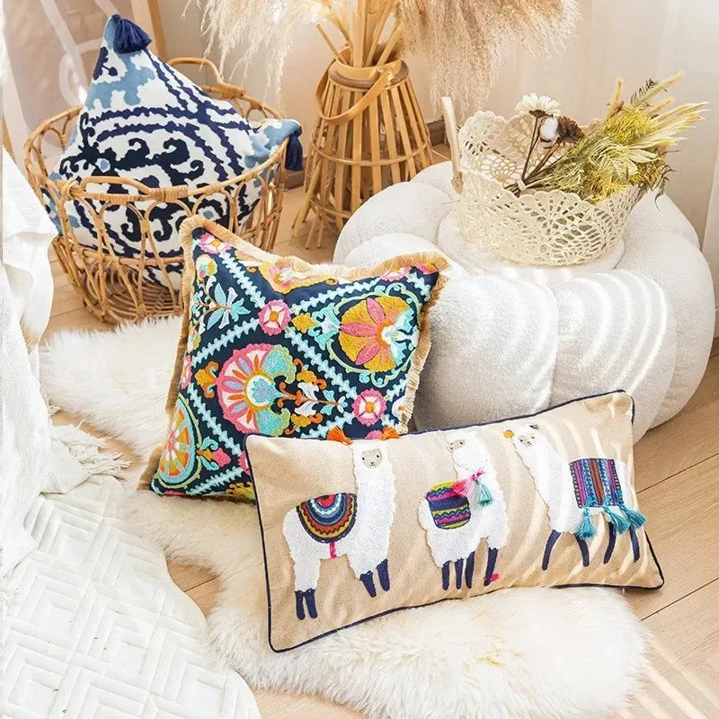 taies d'oreiller boho chic géométriques brodées couleurs vives pompons ethnique decoration intérieure respectueux environnement