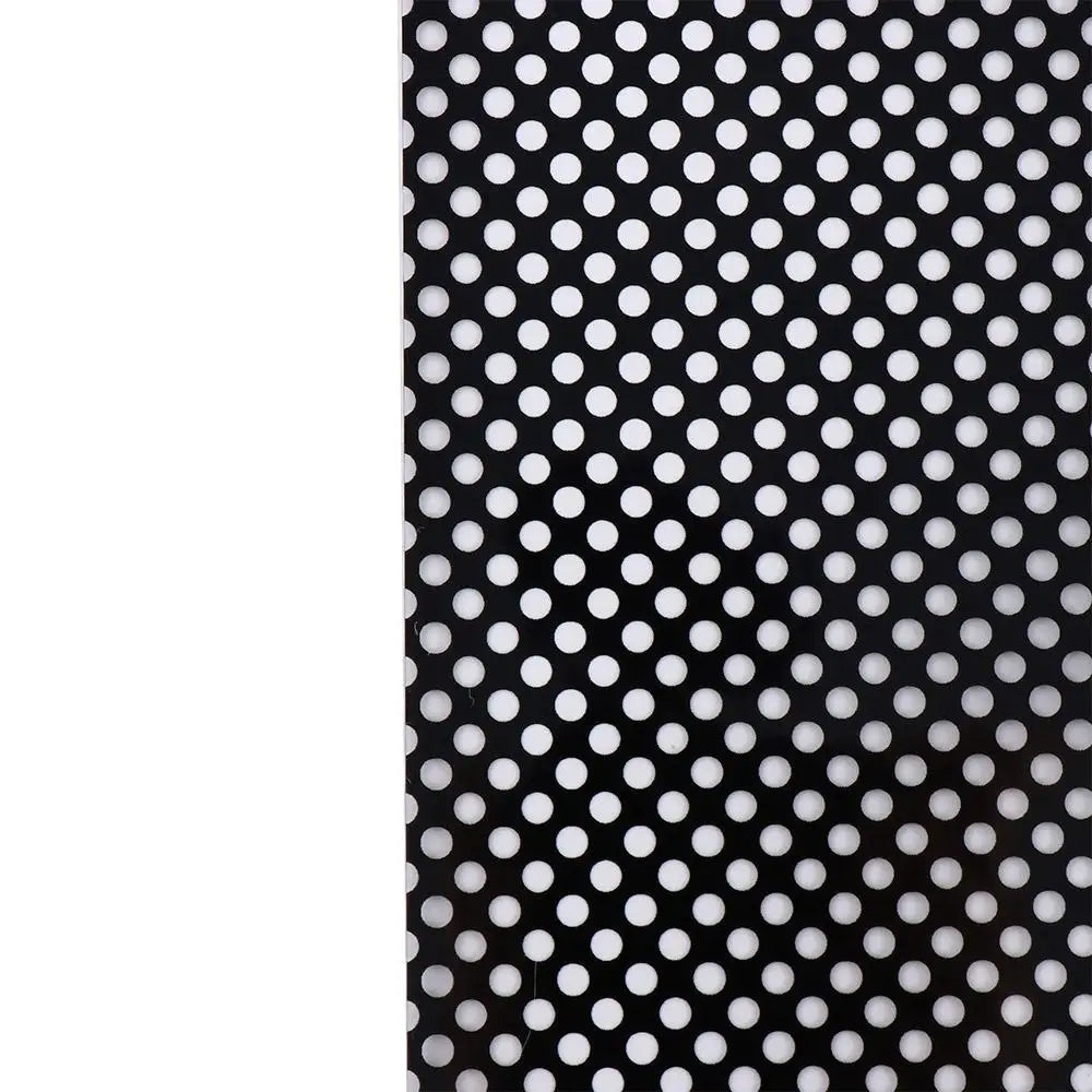 grille ventilation opaque moderne noir blanc perforations régulières fenêtre isolation thermique