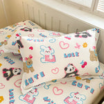 Housse de couette et oreillers avec des imprimés de dessins animés mignons, tels que des ours en peluche, des pandas et des lapins dans des tons pastel roses et bleus.